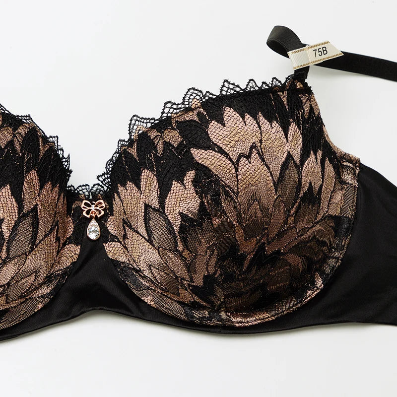 Zestaw bielizny z wyszywanym motywem kwiatowym