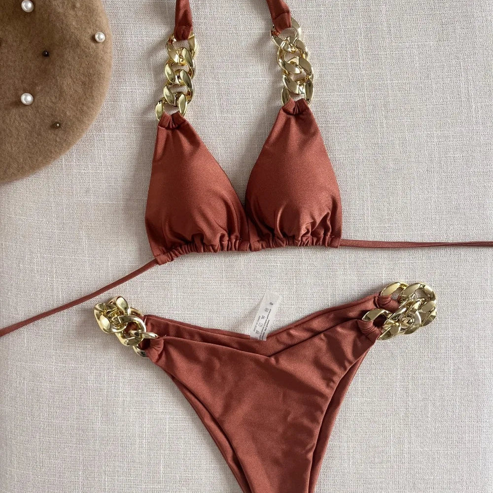 Bikini z ozdobnymi łańcuchami
