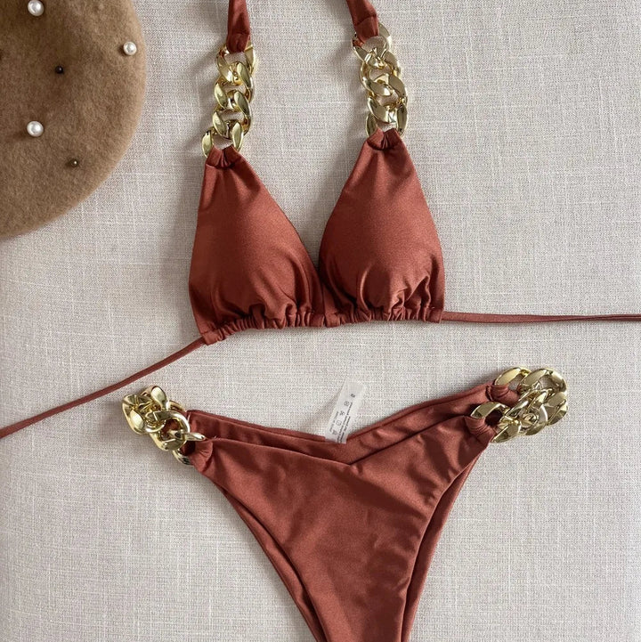 Bikini z ozdobnymi łańcuchami