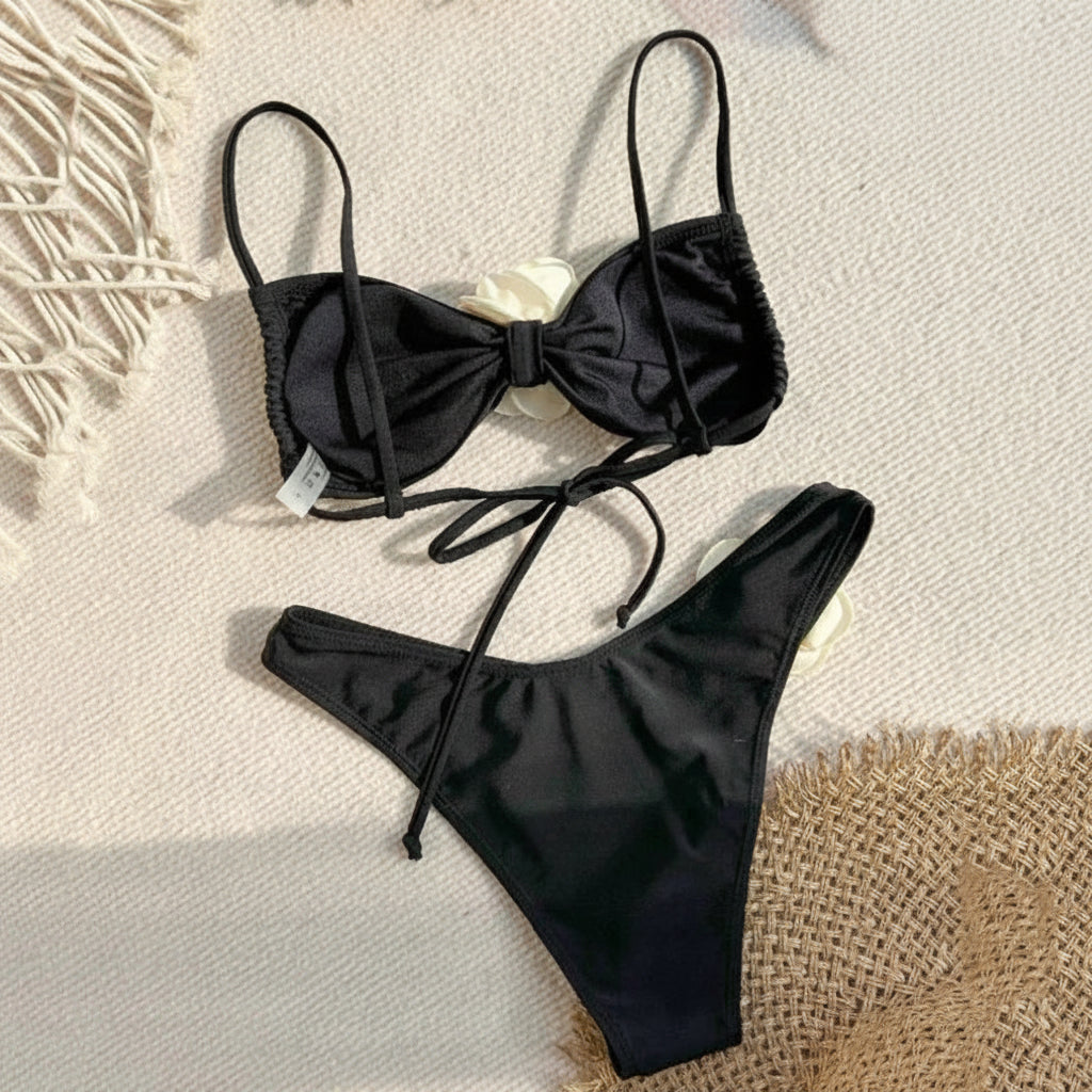 Bikini z ozdobnym kwiatem