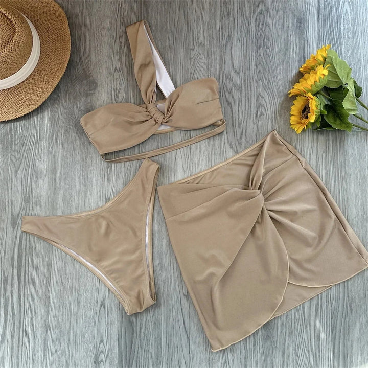 Trzyczęściowy zestaw z bikini