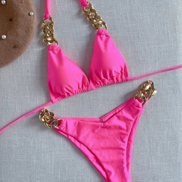 Bikini z ozdobnymi łańcuchami