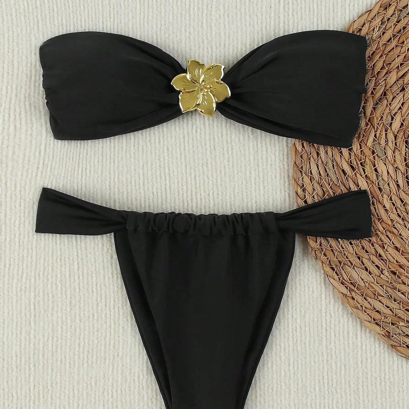 Bikini z ozdobnym kwiatem