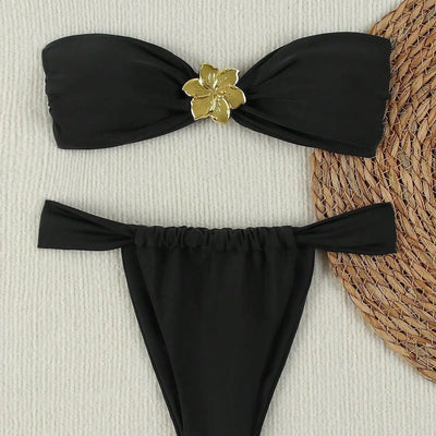 Bikini z ozdobnym kwiatem