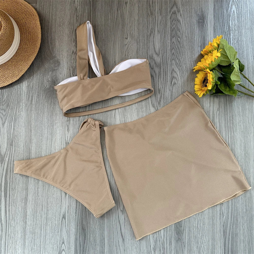 Trzyczęściowy zestaw z bikini