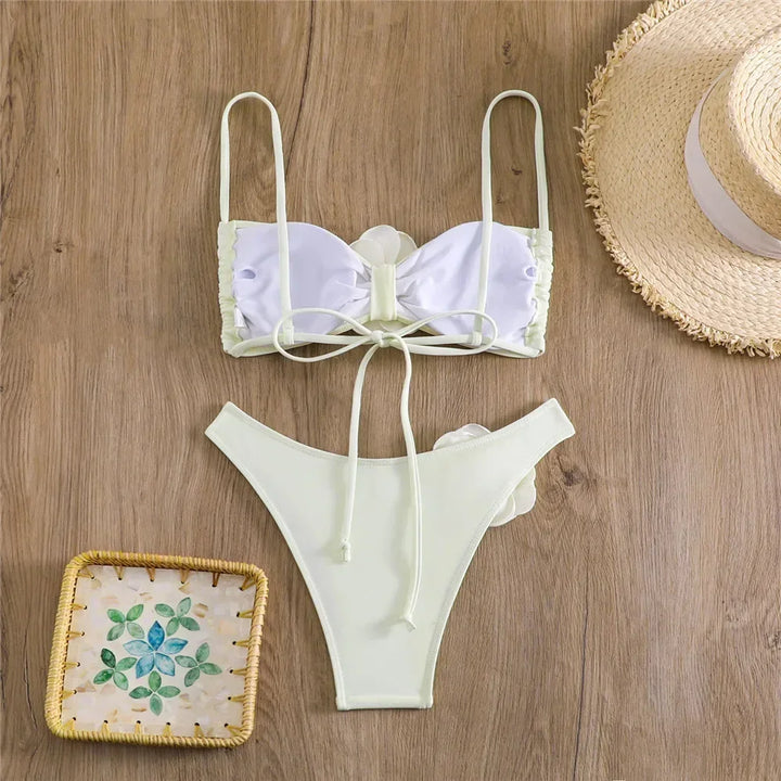 Bikini z ozdobnym kwiatem