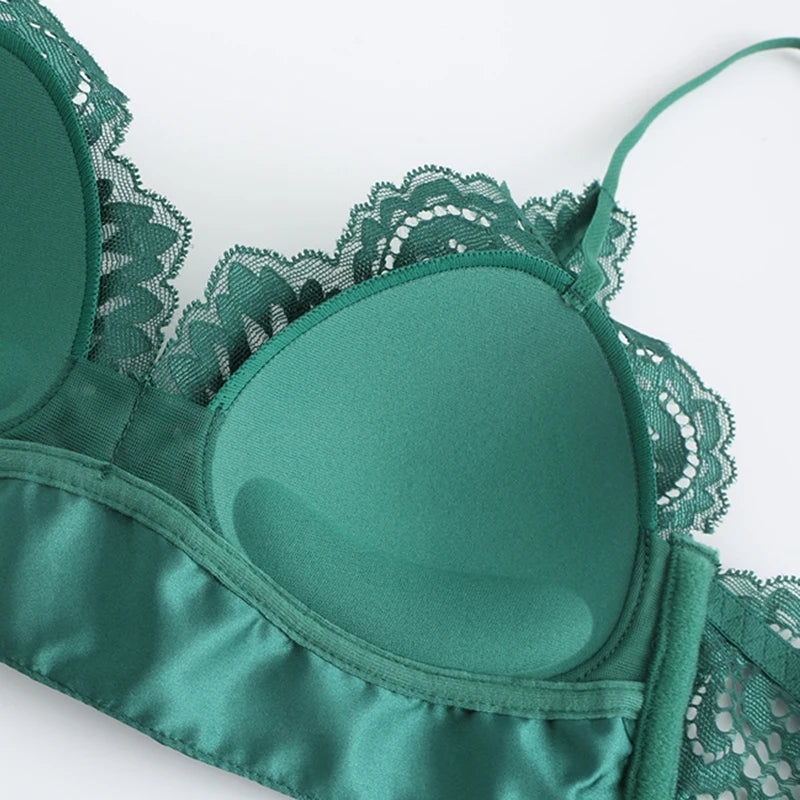 Koronkowa bielizna z trójkątnym biustonoszem