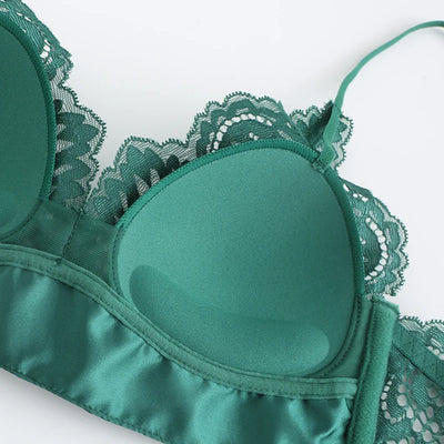 Koronkowa bielizna z trójkątnym biustonoszem