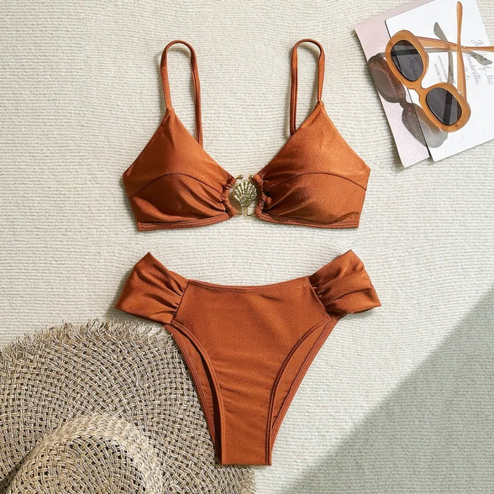 Bikini z wysokim stanem z metalową muszlą