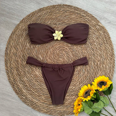 Bikini z ozdobnym kwiatem