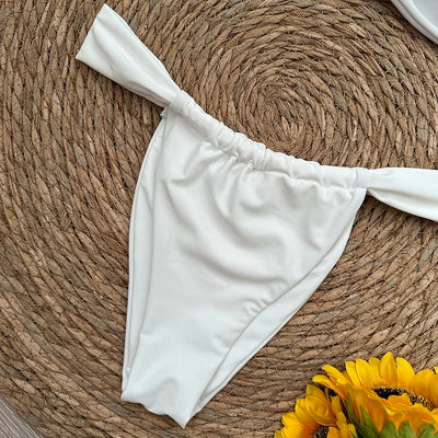 Bikini z ozdobnym kwiatem