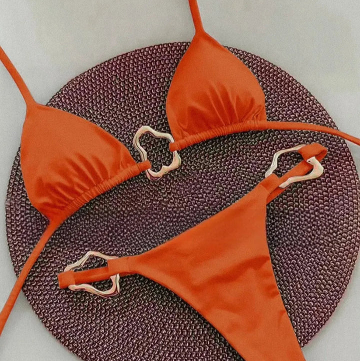 Dwuczęściowy kostium kąpielowy z trójkątnymi miseczkami i ozdobnymi złotymi klamrami
