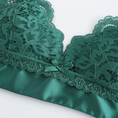 Koronkowa bielizna z trójkątnym biustonoszem