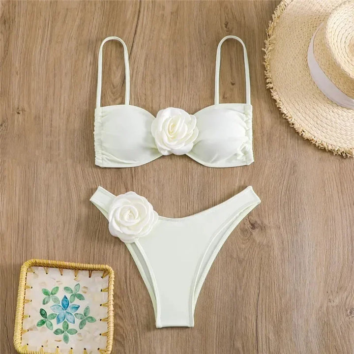 Bikini z ozdobnym kwiatem
