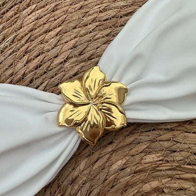 Bikini z ozdobnym kwiatem