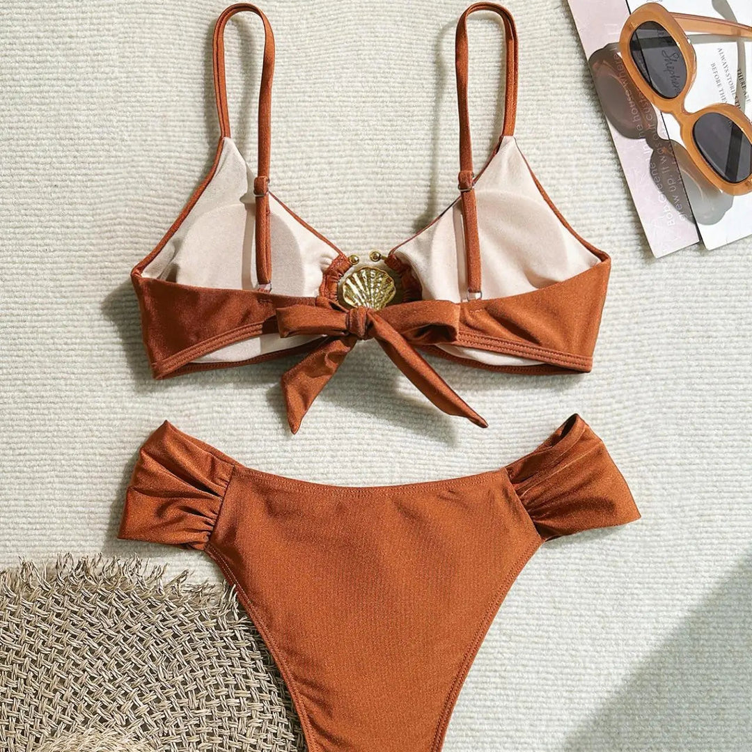 Bikini z wysokim stanem z metalową muszlą