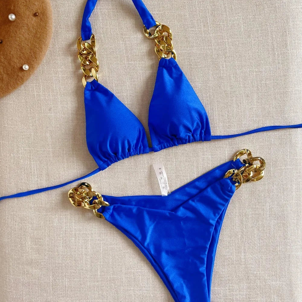 Bikini z ozdobnymi łańcuchami