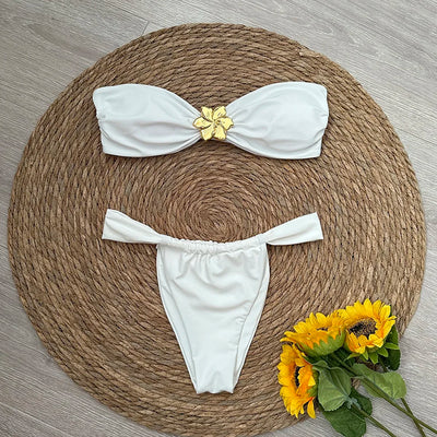 Bikini z ozdobnym kwiatem