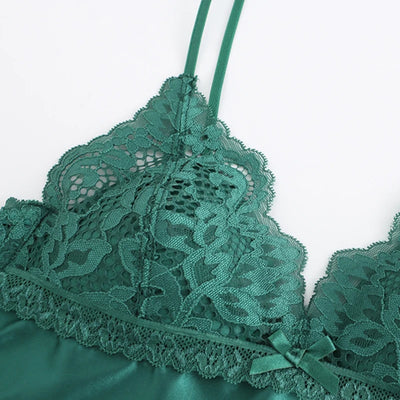 Koronkowa bielizna z trójkątnym biustonoszem