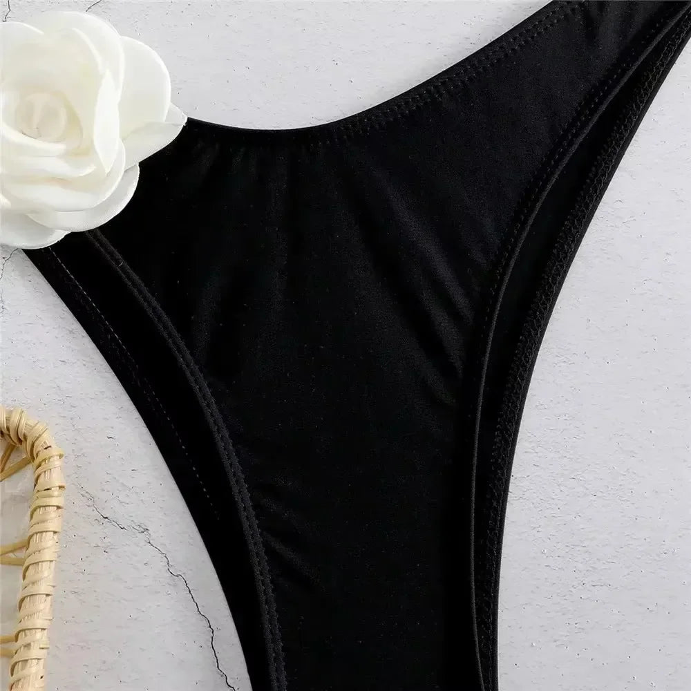 Bikini z ozdobnym kwiatem