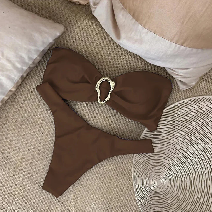 Dwuczęściowy kostium kąpielowy bandeau z biżuteryjną klamrą