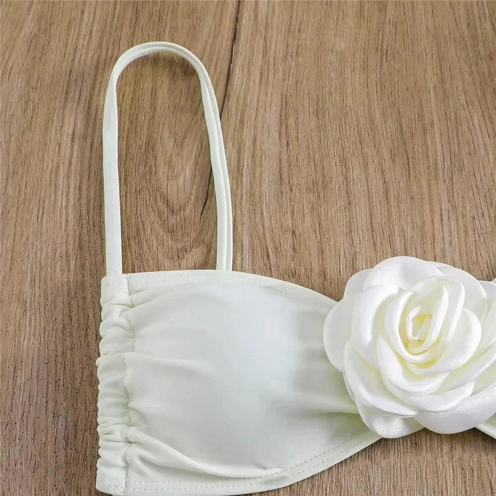 Bikini z ozdobnym kwiatem